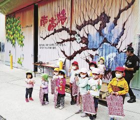 幅１０メートルの梅の絵描く　清川のＪＡ集出荷場