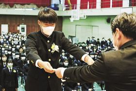 マスク着用目立つ　和歌山県内の高校卒業式