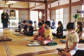静かに座禅体験に取り組む児童ら（２５日、和歌山県上富田町岡で）