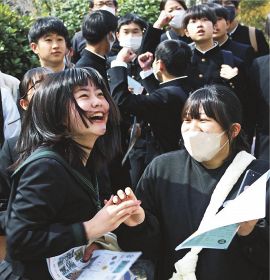 歓喜の声響く　和歌山県立高校で合格発表