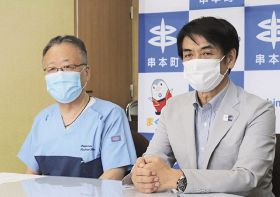 抗体検査の結果を発表する田嶋勝正町長（右）と竹村司町病院事業管理者（和歌山県串本町串本で）