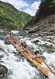 【動画】観光筏下りスタート　新緑の渓谷に歓声、和歌山・北山村