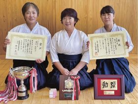 女子団体で優勝した（左から）谷本和美さん、西原照美さん、水野紀子さん