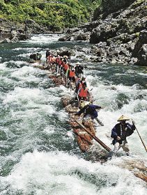 北山川の急流を下る観光筏（３日、和歌山県北山村で）