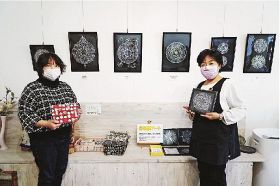 点描曼荼羅と手作り雑貨／上富田のカフェで展示