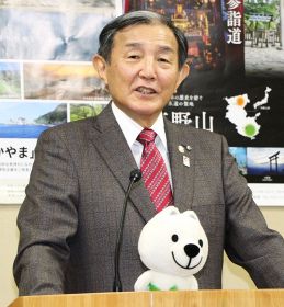最後の定例記者会見に臨む仁坂吉伸知事（２８日、和歌山県庁で）