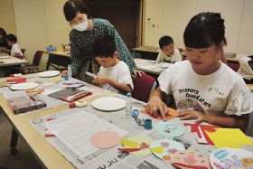 紙皿で絵本作る／みなべ／体験教室で小学生
