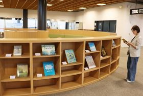 南紀白浜空港ターミナルビルに開設された図書コーナー（和歌山県白浜町で）