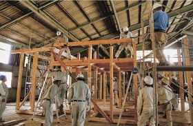 金物工法で仮設住宅を組み立てる訓練参加者（２０日、田辺市新庄町で）