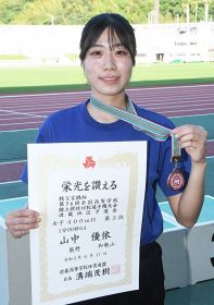 近畿高校総体の女子４００メートルハードルで３位に入賞した熊野の山中優依さん（和歌山市で）