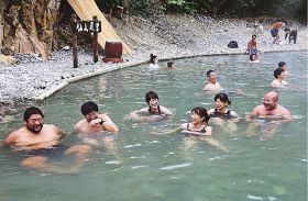 「仙人風呂」を楽しむ入浴客＝４日、和歌山県田辺市本宮町川湯で