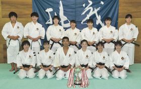 県新人大会で１８年連続総合優勝した神島高校
