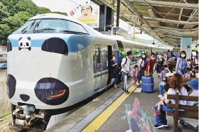 ＪＲ白浜駅に到着した新しいパンダ列車。パンダファンの家族連れも出迎えに来ていた（２３日、和歌山県白浜町で）