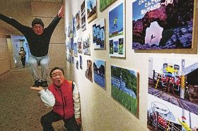 「おもしろ写真」の展示会を開催している瀧本祥司さん（下）と長谷洋さん（上）＝和歌山県串本町サンゴ台で