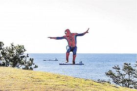 串本町潮岬にある望楼の芝で撮影された、スパイダーマンが貨物船でサーフィンをするように見える写真（瀧本祥司さん撮影）