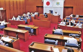 新型コロナ対策の予算などを審議する串本町議会臨時会（１７日、和歌山県串本町西向で）