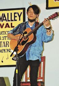 米国カンザス州であったギターの国際大会で演奏する下田藤百史さん（本人提供）