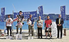 優勝した柿白拓也さん（左から２人目）ら入賞者と大会を企画した山岡一信さん（右）ら＝和歌山県串本町くじの川で
