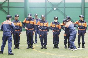 串本町消防団／新人ら６人　基本学ぶ／訓練礼式やホースの扱い
