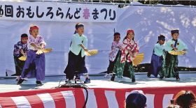 ステージで踊りを披露する園児（２３日、和歌山県串本町潮岬で）