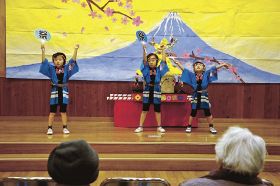 「今年もよろしくね」／串本和深保育所の園児／お年寄りに歌やダンス