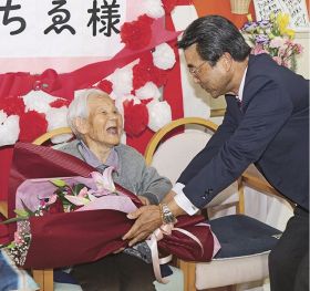 東さんの１００歳祝う／古座川／町長が花束贈る