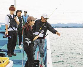 漁船に乗り、地元の漁師に教わりながら釣りを体験する参加者（和歌山県の田辺湾沖で）