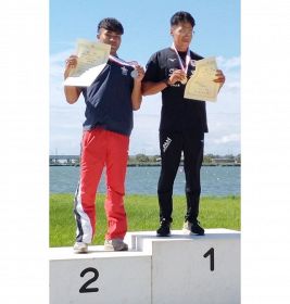 男子カヤックシングル５００メートルで表彰台に上がった宮田悠佑選手（右）と冨塚晴之選手
