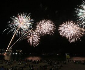 白良浜で打ち上がる花火（写真は７月３０日）