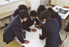 現地調査した町内の公園の情報を模造紙にまとめるＣＧＳ部員たち（和歌山県串本古座高校で）