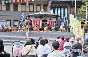 こだま祭では地元・奥熊野太鼓とむろね南流太鼓の合同演奏などが披露された（２６日、和歌山県田辺市本宮町で）