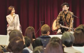 川島ケイジさん（右）と山下博美さんのトークセッション＝和歌山県みなべ町谷口で