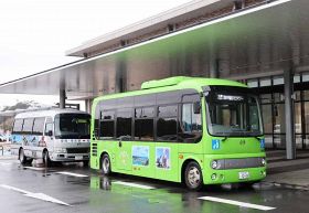 町役場前で停車する２台のコミュニティーバス（和歌山県串本町サンゴ台で）