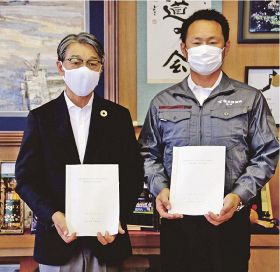 協定書に調印した真砂充敏市長（左）と宮井寿明社長＝３日、田辺市長室で