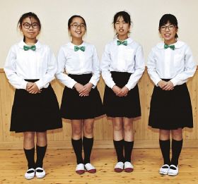 小学校重唱部門で最優秀賞を受賞した（左から）桑原美優さん、山嵜日菜乃さん、坂本陽菜さん、多部こはるさん