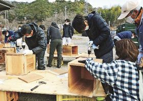 ミツバチの巣箱を作る参加者（和歌山県みなべ町清川で）