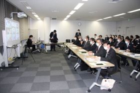 全県市町村長会議のウェブ会議に出席する仁坂吉伸知事や県幹部（２６日、和歌山県庁で）