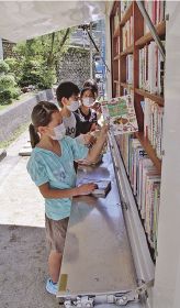 龍神村の小学校　５カ月ぶりに図書館車　児童、笑顔で歓迎