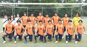 大学日本一を目指しながら地域活性化の活動に取り組む和歌山大学男子サッカー部（和歌山市松江で）