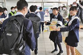 ＪＲ串本駅で電車を降りてきた高校生らにマナー向上を呼びかける串本古座高校の生徒会役員ら（和歌山県串本町串本で）