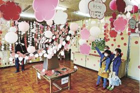 旧清川中学校の教室に飾られた梅の花のアート。子どもの夢が書かれている（２７日、和歌山県みなべ町清川で）