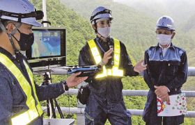日裏勝己町長（右）らも参加し、ドローンやロボットカメラを使った橋の点検の実演が行われた＝和歌山県印南町で