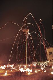 夜空に幻想的な火の弧を描く柱松（２０１３年８月、和歌山県すさみ町佐本中で）