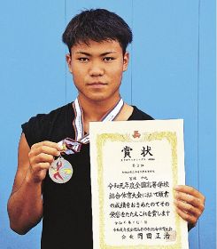 男子カヤック１人乗りの５００メートルで準優勝した冨塚晴之君