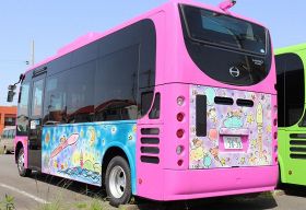 ４月１日から和歌山県串本町内を運行する、ロケットの絵がラッピングされたバス
