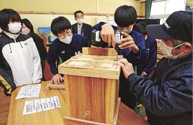 下村勤さん（右）に教わってミツバチの巣箱を作る生徒＝２０日、和歌山県みなべ町滝で