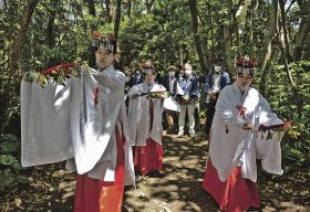 巫女の舞　３年ぶり奉納／みなべ　鹿島神社で明神祭