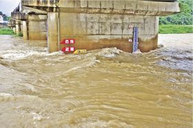 「氾濫注意」のラインまで水位が達した南部川（６日、和歌山県みなべ町東本庄で）