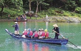 熊野古道大辺路で唯一、川舟で川を渡る「安居の渡し」（昨年７月、和歌山県白浜町安居で）