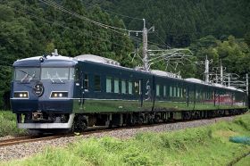 観光特急列車「ウエスト　エクスプレス銀河」（ＪＲ西日本提供）